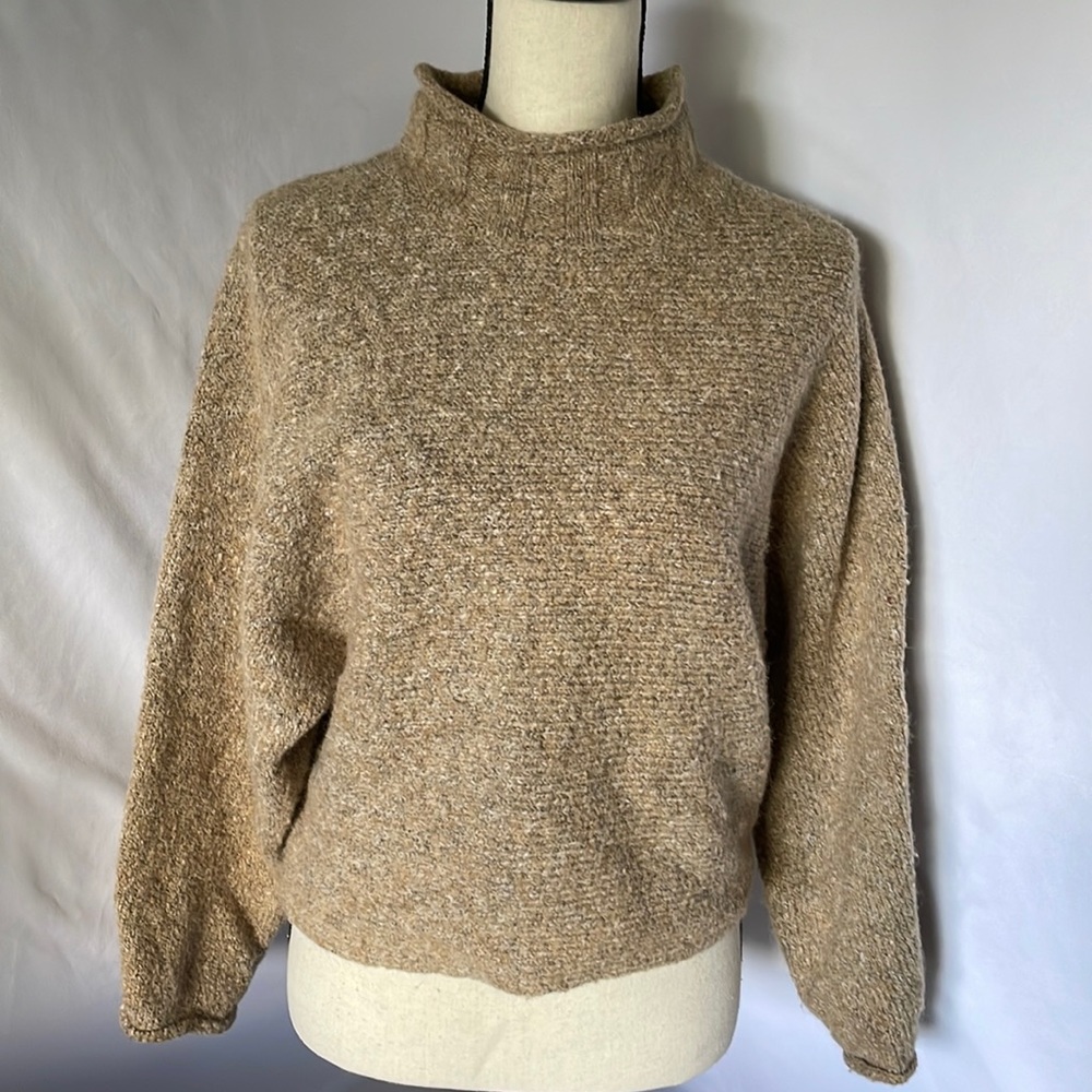 William rast sweater size medium tan wide sleeve‎ opening